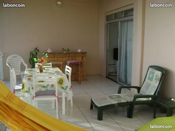 Rez-de-chaussée de villa avec terrasse, vue mer & parking privé