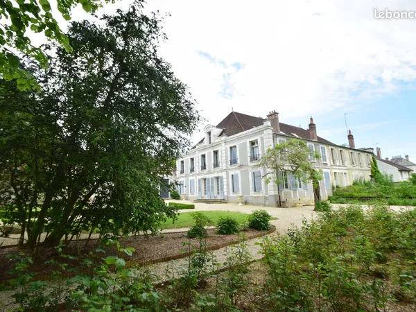 Hotel particulier du 18eme siecle entierement restaure