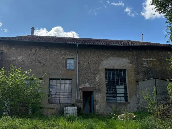 Maison de 1742, 148 m2, salon, salle à manger spacieuse avec poele bois,3 chambres, 2 wc, salle de b