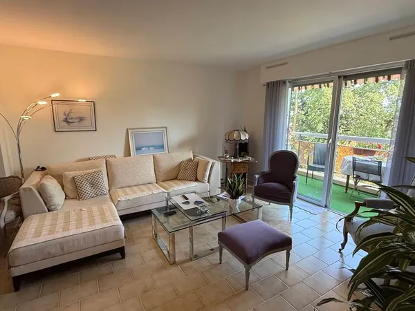 Viager Occupé Fréjus 83600 - Bouquet 99 990€ - Appartement Terrasse Sud & Parking