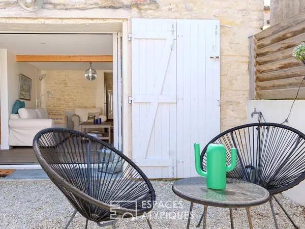 Grange rénovée au confort contemporain avec sa cour privative