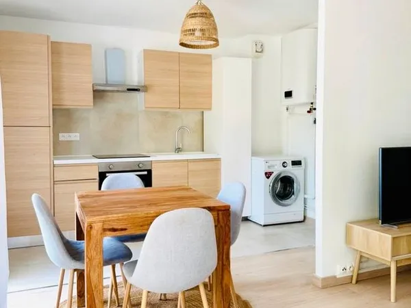 T2 meublé de 42,7 m² avec extérieur, climatisation et parking privé