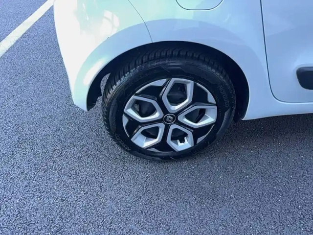 Renault Twingo iii e-tech — photo 17