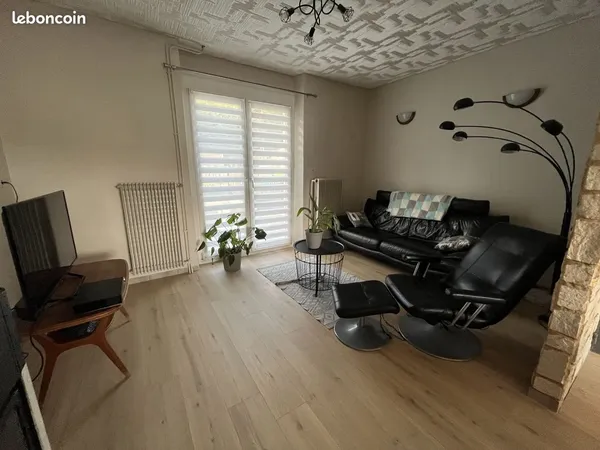 Maison mitoyenne de 92 m² avec jardin, terrasse, deux garages et potentiel d'aménagement