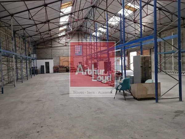 Entrepôt 900 m²