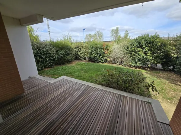 À LOUER T2 EN REZ-DE-CHAUSSÉE AVEC PARKING CASTELGINEST