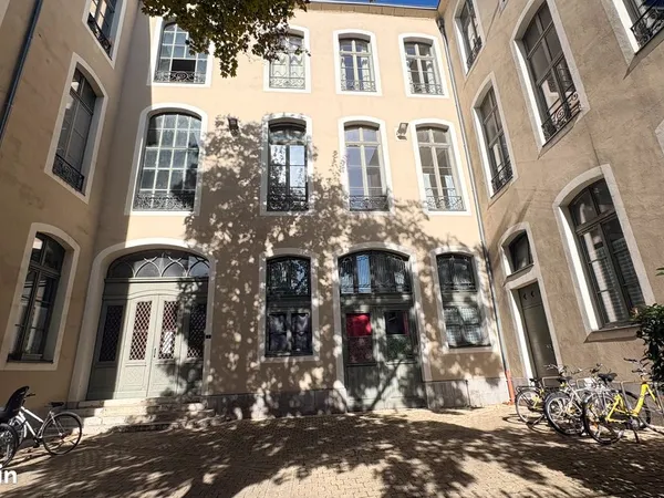 Studio de charme sous les toits hyper centre Grenoble