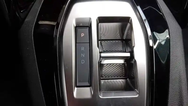Peugeot 2008 hybrid 110 e-dcs6 — photo 6