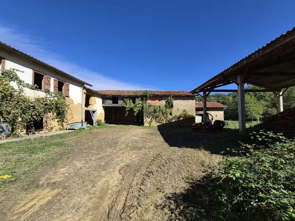 À vendre, à Galez (Hautes-Pyrénées) : maison gasconne à rénover avec granges, hangars et atelier, si