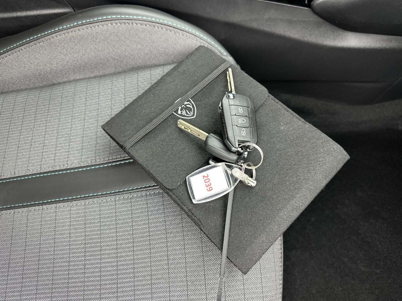 Peugeot 2008 puretech 130 s&s eat8 allure pack — photo 33