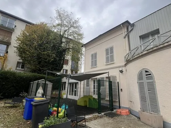Local 130 m² Melun
