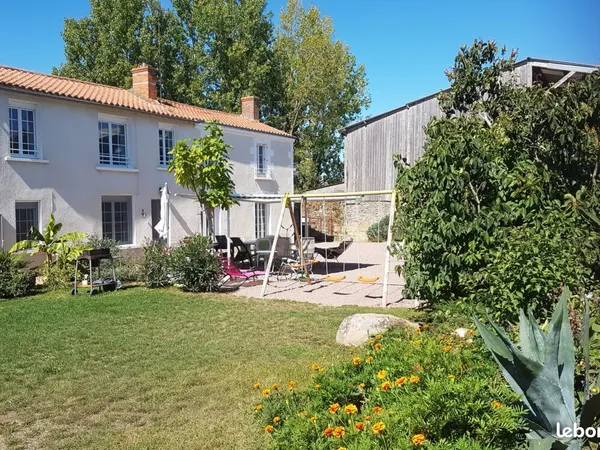 Longère composée de 2 maisons d'habitation, dont 1 exploitée en gîte, en Nouvelle Aquitaine àThouars