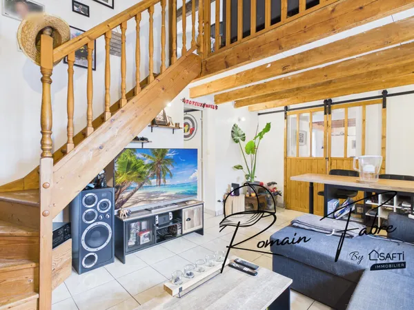Maison en pierre avec poutres apparentes, 2 chambres, mezzanine avec panneaux photovoltaïques