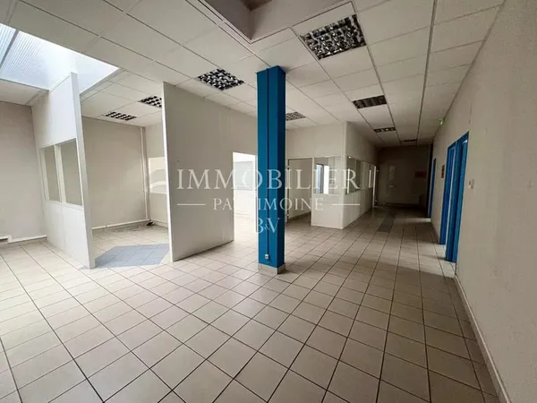 Bureau et espace de travail Location Blois  150m² 2538€