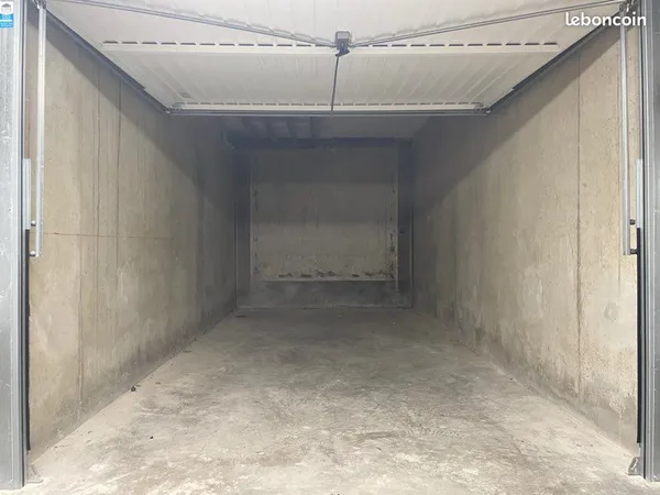 Grand garage sécurisé 14m2 métro Debourg ENS