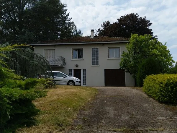 VILLA DANS 1 ECRIN DE VERDURE A 5 MIN DE BOURG EN BRESSE
