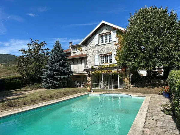 Co - Exclusivité. Maison de charme de 200 m² dans un très bel envirronnement.