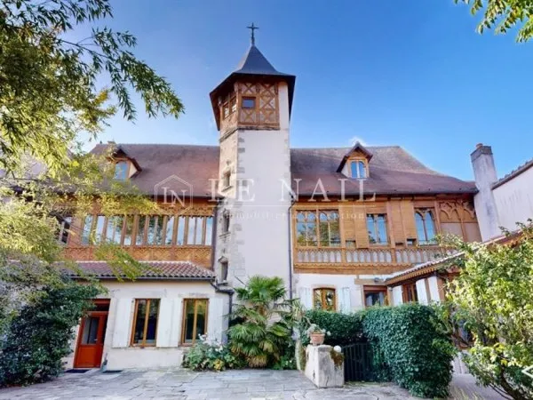 Maison de caractère avec tour du XVIe au coeur de St Pourçain-sur