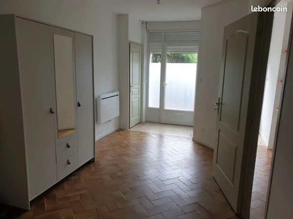 Appartement à louer bien situé au rez-de-chaussée et fonctionnel