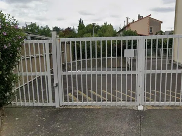 Place de parking dans résidence sécurisée à 200m du métro
