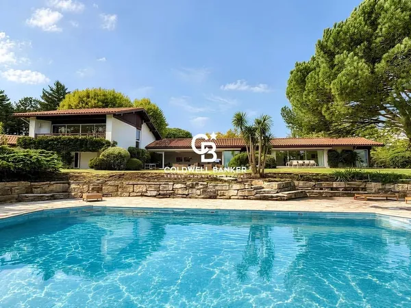PROCHE BAYONNE - DOMAINE DE 7,6 HECTARES, VILLA D'ARCHITECTE, PISCINE, TENNIS, 700 m2 HABITABLES, VU