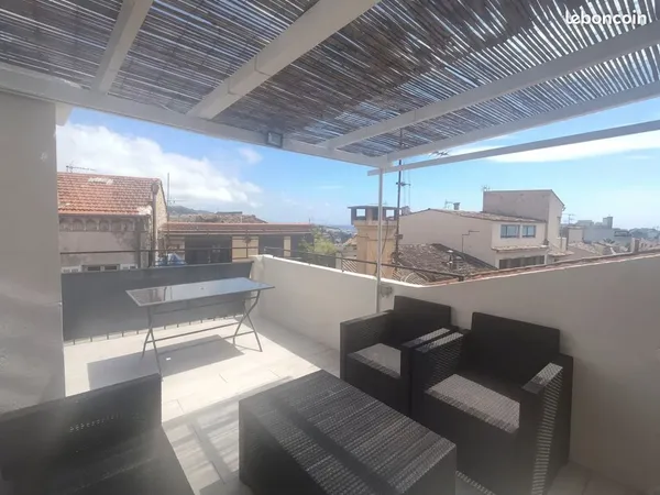 T2 meublé 43 m² - terrasse tropézienne 15 m² avec aperçu mer - dernier étage
