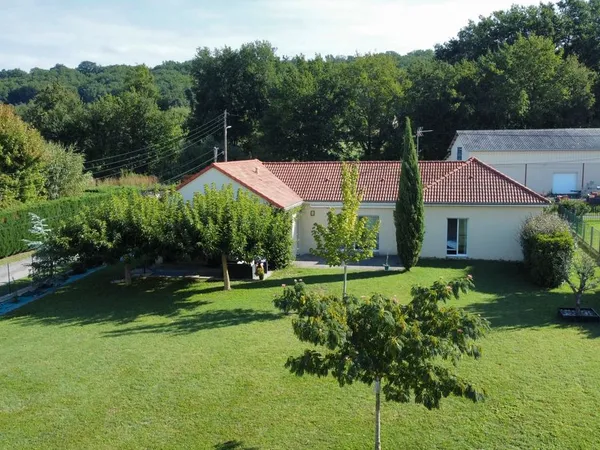 Maison de plain-pied 105 m² - DPE A - Terrain 1 085 m² - Puybrun