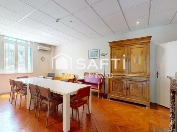 Immeuble en pierre de 340 m2 avec parc arboré au coeur de Léognan
