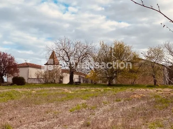 Corps de ferme a renover avec Grand terrain