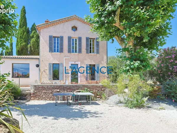 Villa de caractère de 211 m2 au coeur des vignes avec piscine exposée plein sud