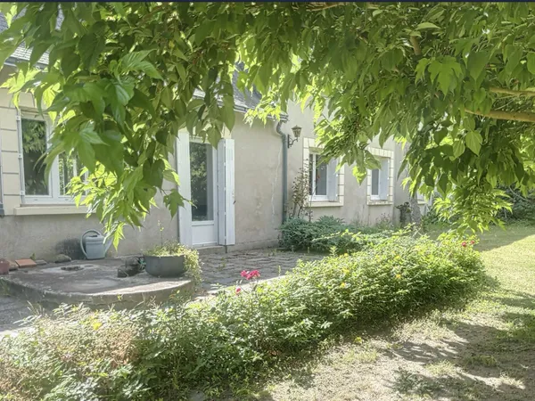 A vendre Saint Mathurin sur Loire à proximité directe du cente ville. Maison ancienne type longère à