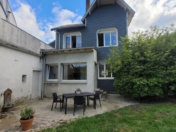 Maison de type maître dans un quartier calme.