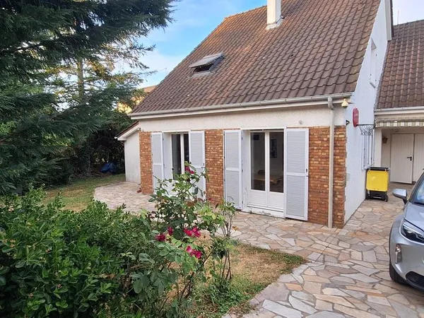 Maison familiale 6 pièces - 5 chambres - 136 m² - Terrain 1 072 m² - Garage + dépendance