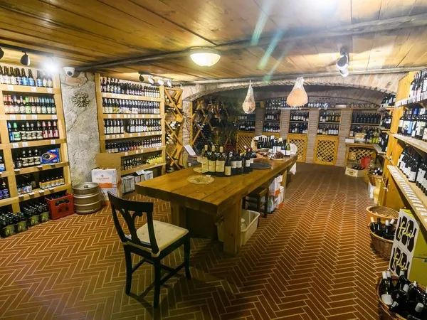 LYON 9 - CAVE A VINS