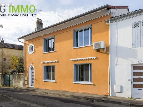 Maison de ville, 4 chambres, grande terrasse aménagée, 2 stationnements privés