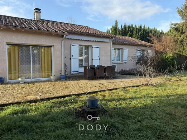 Maison de plain-pied 3 chambres, garage double et appentis