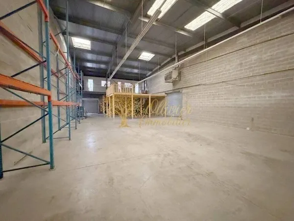 Entrepôt 376 m²