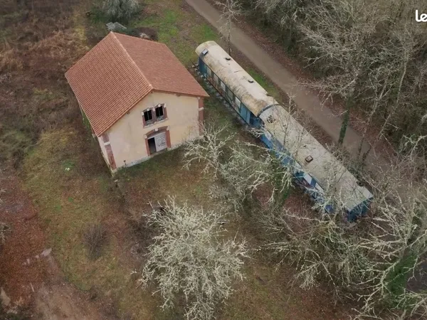 Lieu atypique : hangar SNCF et 2 wagons sur la voie verte près de Cahors