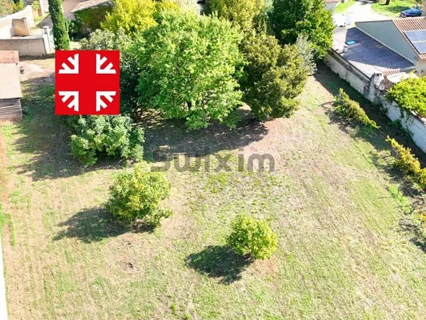 Terrain constructible dans un village prisé avec commerces!