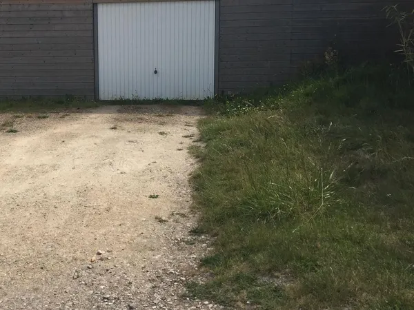 Garage de 30m² sur un terrain de 78m² et container de 15m²