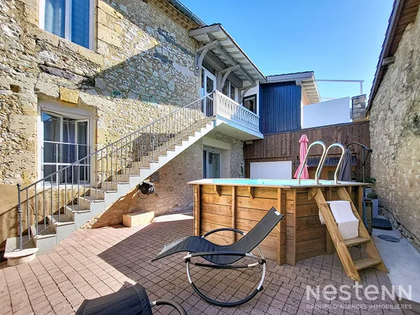 À vendre Maison de village en pierre de 216 m² avec deux appartements, cour, et garages