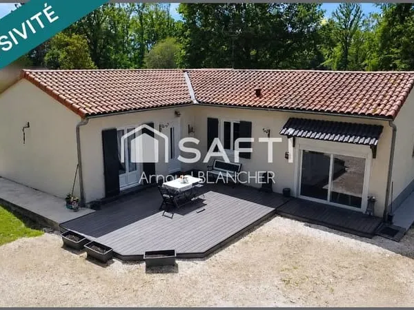 Pavillon plain-pied, trois chambres + bureau, salle de bain, garage, jardin.