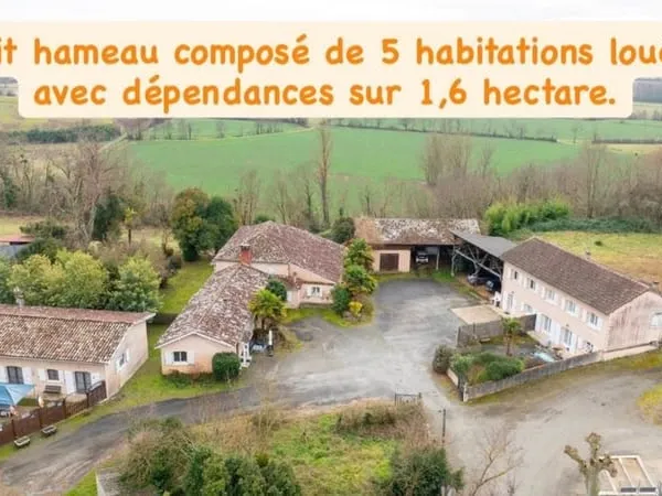 Hameau composé de 5 habitations avec garage et dépendance sur 16000m² de terrain.