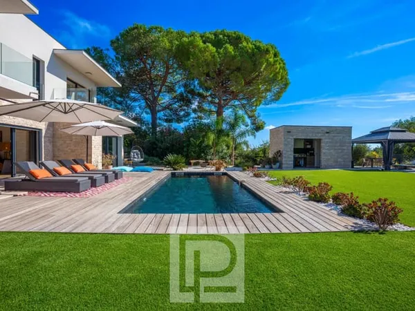 Superbe villa contemporaine au calme, avec vue dégagée sur les collines