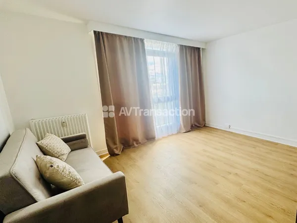 Agreable appartement renove, residence calme et recherchee