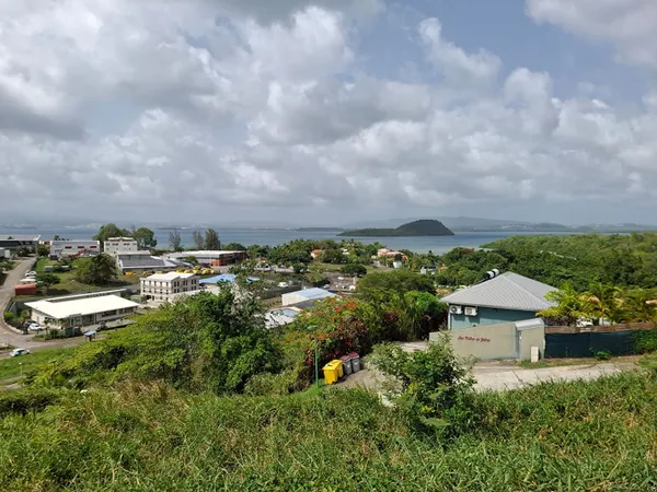 Beau Terrain Les Trois Ilets 608 m2