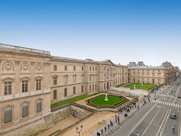 Exclusive. Duplex traversant aux deux derniers étages d'un bel immeuble de caractère de 1860 avec as