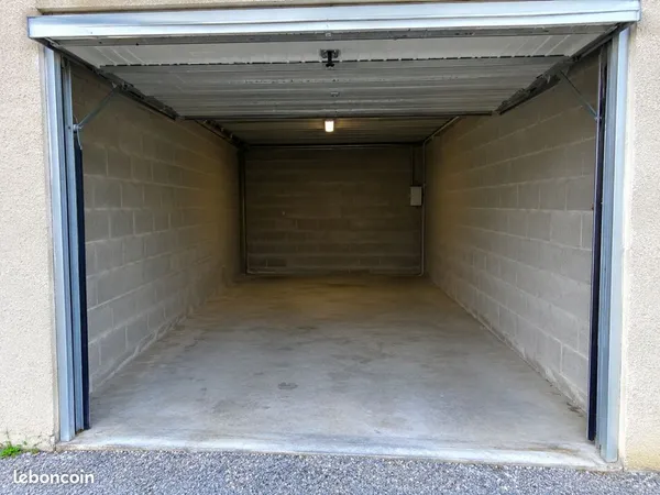 Garage à louer / Box fermé pour voiture