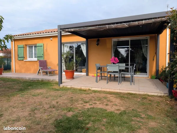 Maison contemporaine moderne de plain pied récente 2 chambres