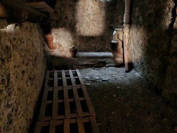 Grande cave 12,25m2 rue de l'Aqueduc 75010
